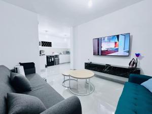 巴特亚姆New! Your home in Israel Luxury Suite的客厅配有沙发和桌子