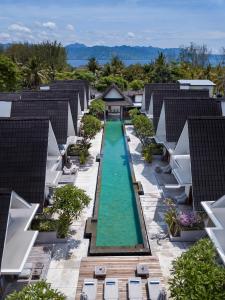 吉利特拉旺安蓬特别墅的享有带游泳池的度假村的空中景致