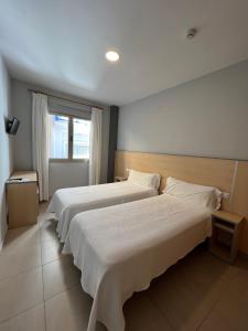 蓬塔翁布里亚曼努埃拉旅馆的酒店客房设有两张床和窗户。