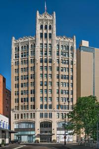底特律Element Detroit at the Metropolitan的一座大建筑,上面有旗帜