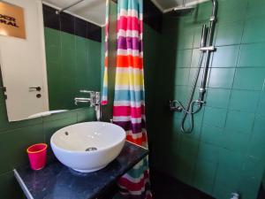 雅典Studio in Athens center的浴室设有水槽和彩虹浴帘