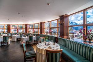 阿祖加卢克斯花园酒店 的餐厅设有桌椅和窗户。