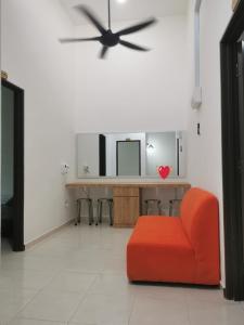关丹cs homestay的客厅配有红色椅子和镜子
