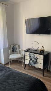 托伦Golden Apartament Legionów的一间卧室配有书桌、电视和椅子