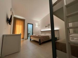 奥特朗托Perla D'Oriente的一间卧室设有双层床和楼梯。