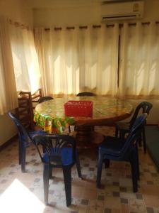Ban Khok Sawang (2)นาหินลาดรีสอร์ท Nahinlad Resort的餐桌、椅子和红色盒子