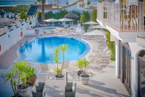萨阿拉德洛斯阿图内斯格兰索尔酒店的一个带椅子和遮阳伞的室外游泳池