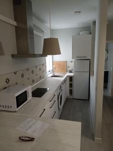 科尔多瓦Apartamento Calle Concepción Pleno Centro的厨房配有白色家电和白色冰箱