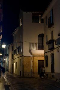 科尔多瓦Casa del Cardenal的一群人晚上在街上走