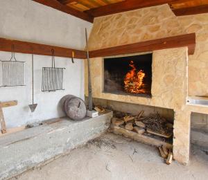 日列岛House Petra的石头壁炉,壁炉内有火