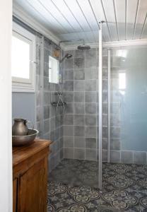 Kerttula的带淋浴的浴室和玻璃门