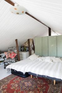 Kerttula的一间卧室,卧室内配有一张床和地毯