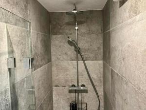 阿亨基希Guffertblick的带淋浴喷头的浴室