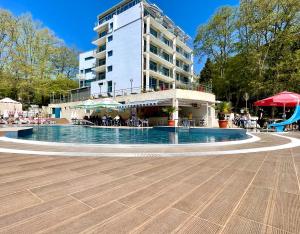 金沙BSA Holiday Park Hotel - All Inclusive的一座大型建筑,在一座建筑前设有一个游泳池