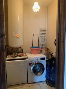 桑吉内Mimi et J Claude的厨房配有洗衣机和洗衣机。