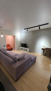 第聂伯罗2 room Modern Apartment的一张大床,位于一个配有电视的房间
