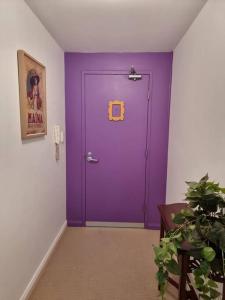 珀斯Little Monica Apartment- Spacious, Affordable & Central的植物间紫色的门