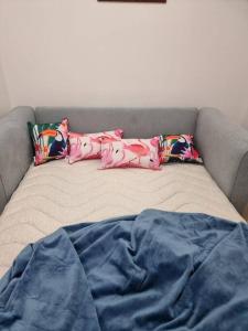 珀斯Little Monica Apartment- Spacious, Affordable & Central的床上有2个枕头