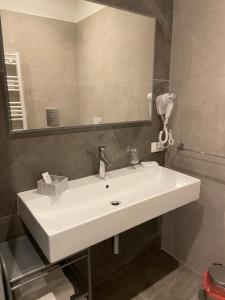 巴勒莫Maqueda Suites的浴室设有白色水槽和镜子