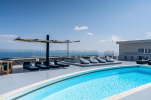 易莫洛林Abrazo Villas的一座位于建筑屋顶的游泳池,享有美景