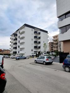 弗拉涅Apartman Rojal Vranje的停车场,停车场停在大楼前