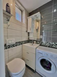 科托尔Apartment Kiki的一间带洗衣机和水槽的浴室