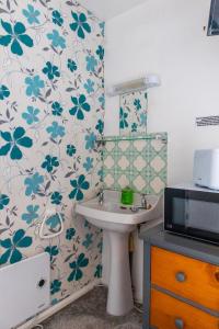 圣阿格尼丝Penkerris的一间带水槽和华丽壁纸的浴室