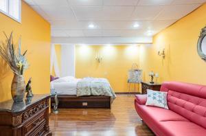 门罗Villa Verde B&B, bsm, Greenwood Lake, NY的客厅配有床和红色沙发