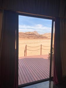瓦迪拉姆Rum Stars Camp的通往享有沙漠景致的客房的门