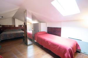 帕多瓦Residence La Fenice的一间卧室配有两张床和镜子