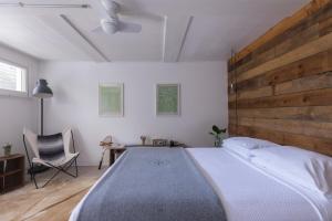腓尼基格雷厄姆公司酒店的一间卧室配有一张大床和木制床头板