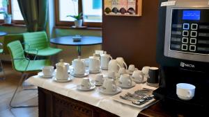 格拉茨吕克特别墅酒店的桌子上一组杯子和碟子