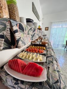 乌巴图巴Pousada Serrate的餐桌上的自助餐,包括几盘食物