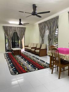 巴佐Ummu Siroj Bachok HOMESTAY的带沙发和地毯的客厅