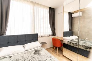 塞萨洛尼基Valaoritou Luxury Studio的酒店客房,设有两张床和镜子