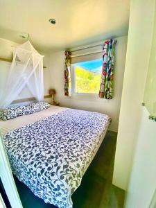 塔里法Cozy cottage in nature, with Garden and Sea View & Fast 350mbps Wi-Fi的一间卧室设有一张床和一个窗口