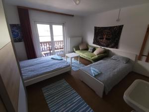 斯拉德明Bike hostel Schladming的一间带床和沙发的小卧室