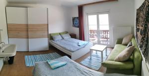 斯拉德明Bike hostel Schladming的客厅配有沙发和1张床