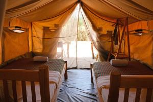 MorotoKara-Tunga Safari Camp的一间帐篷内带两张床的卧室