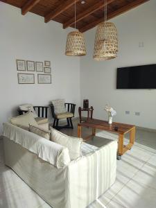 埃斯佩兰萨Quinta El Hornero的客厅配有沙发和桌子