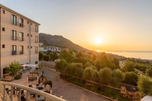 卡拉古诺内Hotel Brancamaria的从大楼的阳台上可欣赏到日落美景