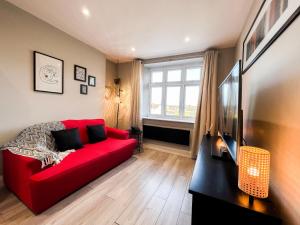 沃特福德Stylish 2 Bed Apt - Watford Gen Hospital - Watford FC - Professionals & Contractors Welcome的客厅设有红色的沙发和窗户。