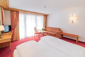 采尔马特高山天堂酒店的酒店客房,配有床和沙发