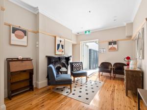 悉尼VENUS Surry Hills - FEMALE ONLY HOSTEL - Long stay negotiable的客厅设有壁炉和椅子