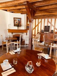 博让西Hotel de la Sologne的大房间设有木桌和椅子