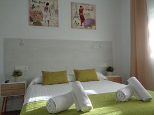 福恩吉罗拉Villa MyRuedo的卧室配有白色床和毛巾