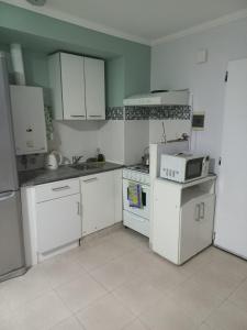 罗萨里奥departamento TEO的厨房配有白色橱柜和白色微波炉
