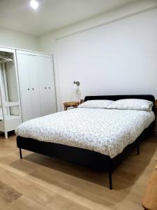 利沃诺Bright and Large Apartment Via Montegrappa的一间卧室设有一张床和白色的墙壁
