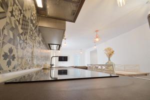 阿尔考德特Mansion Alba的厨房配有水槽和台面
