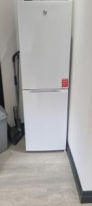 伦敦Modern 2BD Flat的客房内的白色冰箱冰柜